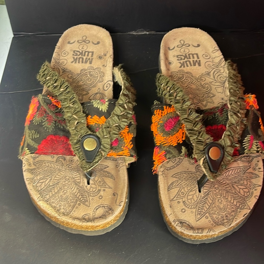 Mukluk floral embroidered sandals